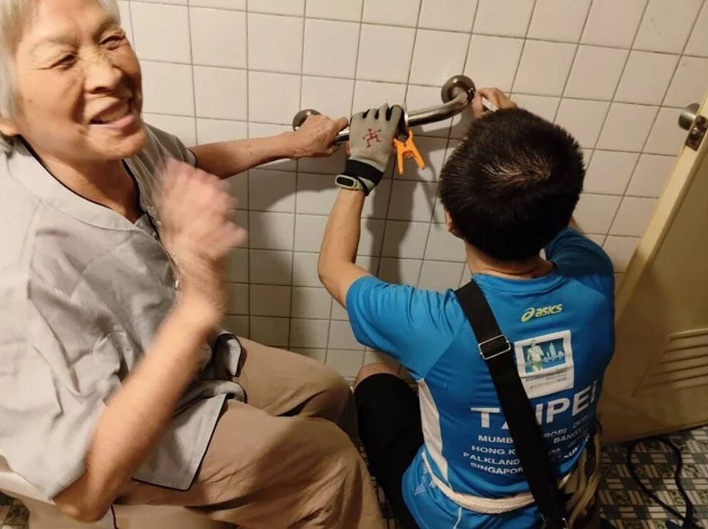桃園市議員徐玉樹與社團法人笁樂種子基金公益協會於今上午8時到下午1時,在桃園市龍潭區幫助246戶弱勢家庭及獨居老人提供免費安裝不銹鋼安全扶手。圖/徐玉樹提供