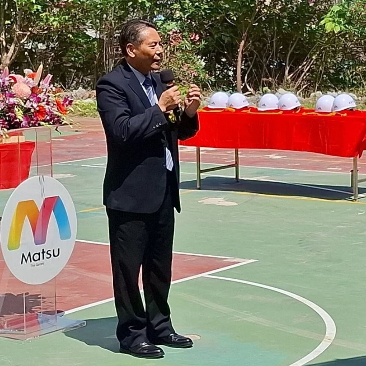 連江縣中正國民中小學國中部綜合教學大樓拆除重建暨公共地下停車場統包工程舉行動土典禮，縣長王忠銘表示，新大樓完工後，不僅提升學習環境，也讓社區生活更便利宜居。圖／連江縣政府提供
