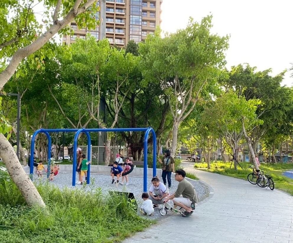 新北市府在三重行政園區周邊啟動大規模景觀改造與空間重整,發展具備氣候調適能力的都市綠基盤,推動都市更新與生態共生。圖/新北市城鄉局提供