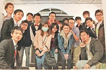 實境遊戲超夯，吸引成大學生加入創業，圖為芒果遊戲工作室創辦團隊與參加活動者合影。（圖／芒果遊戲工作室提供）
