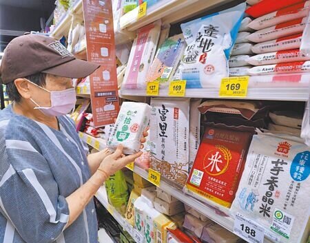 近日日本米價飆漲引發各界關注,據農糧署調查,近日溼穀收購價格每百台斤逾1150元,較過去幾年同期大漲逾15%,預估零售價格約成長2%至3%。圖為民眾選購白米。(劉宗龍攝)