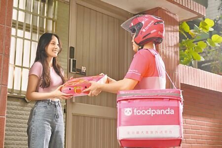 暑假打工潮來了,今年平均時薪近210元,創史上新高,外送也是打工選項之一。(本報資料照片)