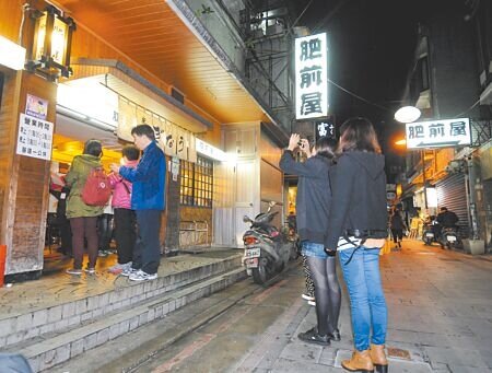 肥前屋是台北知名餐廳,每逢用餐時段,店門口總是排起長長的人龍。(資料照片)