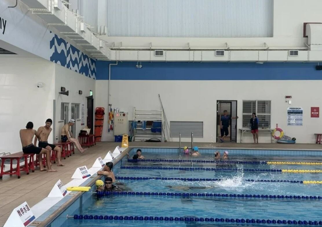 北北基公營游泳場館出現救生員難招聘困境,擔任體育署救生員資格檢定考官的海大教授曹校章29日說,救生員人力困境,不在通過檢定的人少,而是通過者想當救生員的人少。本報資料照片