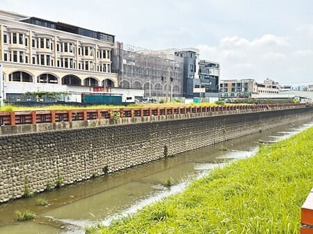 
高雄仁武區仁勇路一帶屬於曹公圳下游區域，2024年凱米颱風鬧水災，該處淹水到小腿肚，居民們擔憂噩夢重演，盼高市府能在颱風季前檢視排水狀況。（紀爰攝）
