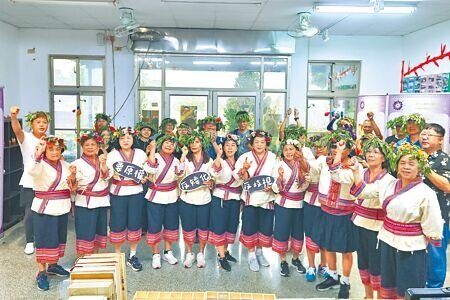 屏東內埔馬卡道族人29日齊聚呼喊「反矮化、反歧視、要原權」。(羅琦文攝)