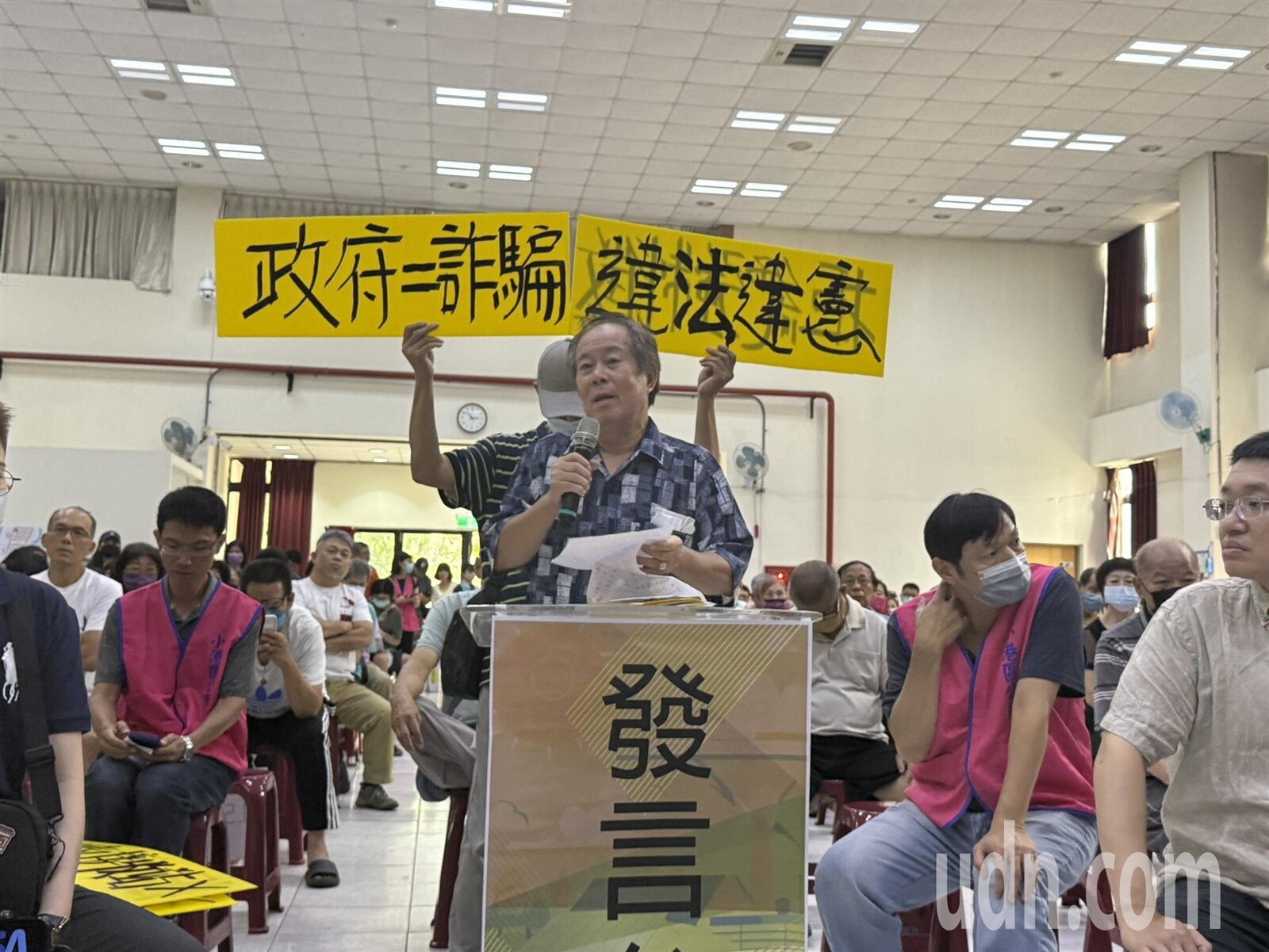 大林蒲遷村安置地都市計畫變更案今天舉辦說明會,許多在地民眾不滿遷村條件,呼籲未來抽籤選地應維持公平性。記者宋原彰/攝影