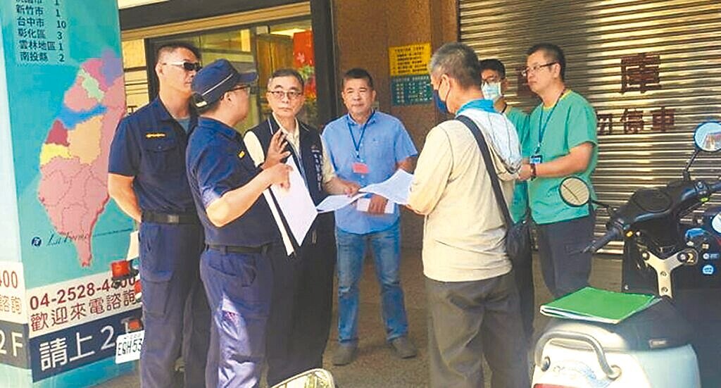 為減少交通狀況、改善道路問題,台中市警局豐原分局29日宣布,自7月1日起,將啟動為期6個月示範道路專案計畫,並加強取締違規停車。(民眾提供/温予菱台中傳真)