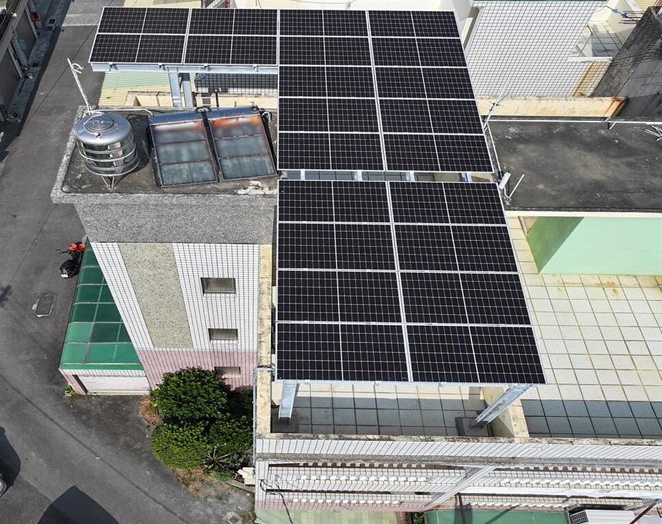 彰化縣政府加碼推動屋頂設置太陽光電住宅與特登工廠同步啟動雙軌補助,今年補助經費共1500萬元,每案最高補助10萬元。圖/彰化縣府提供