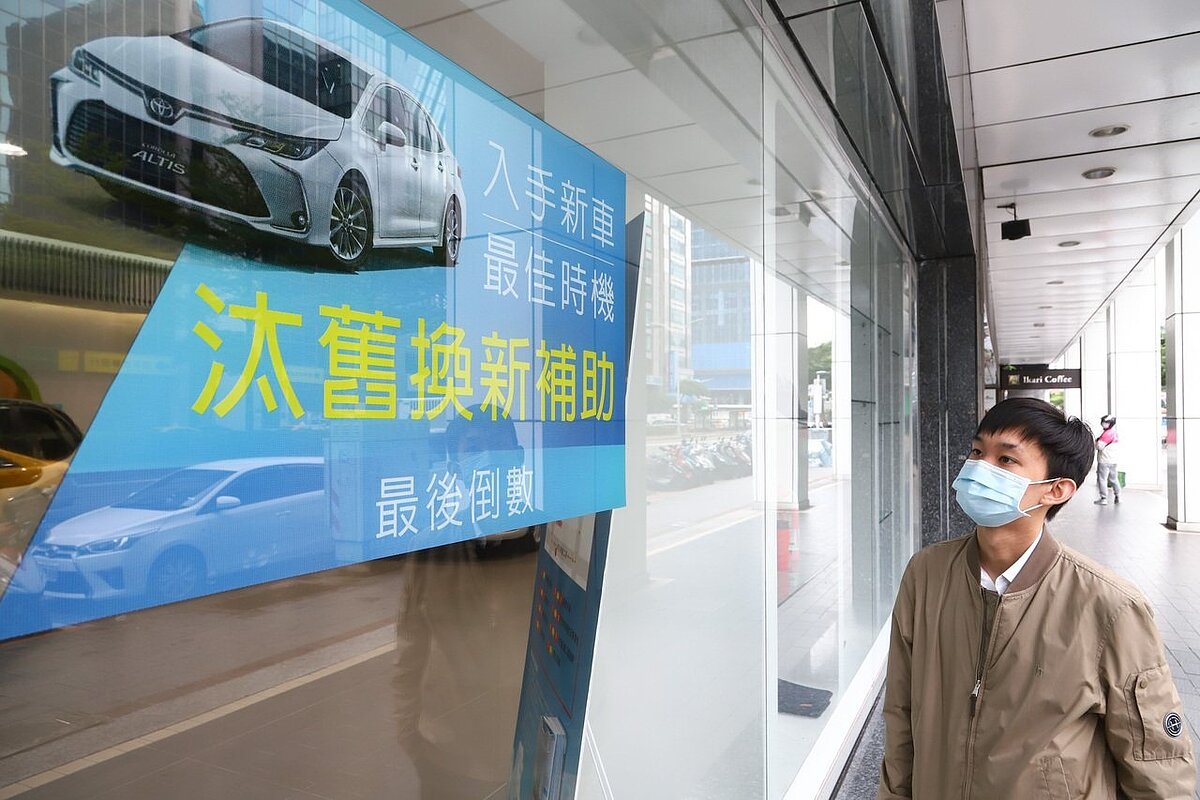 財政部北區國稅局表示,民眾辦理汽機車汰舊換新退還貨物稅,須留意報廢或出口中古舊車條件、新車條件、以及新舊車主關係等三大條件。圖/聯合報記者陳立凱攝影