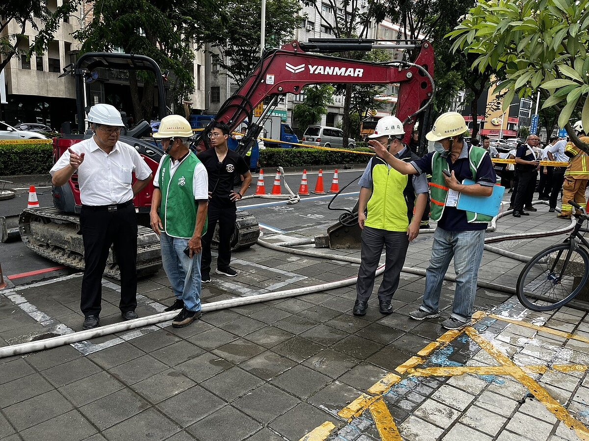 高雄市工務局勘查大同醫院基地遭掏空情形。圖/高雄市工務局提供