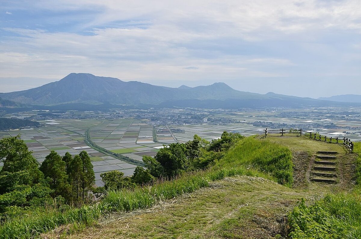 氣象廳4日當地時間下午1時宣布,熊本縣阿蘇山中岳第一火山口的火山活動日趨活躍,已將火山噴發警戒等級上調至第2級,限制民眾接近火口周邊。圖/維基百科