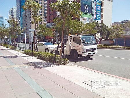 3月1日起民營小白拖吊車確定重出江湖,民眾勿亂停車以免荷包大失血。(林雅惠攝)