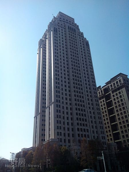 2樓高39層的「聯聚方庭」,遠望高聳氣派。