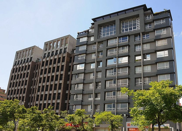 1小豬目前住在內湖「民權華府」近百坪豪宅,享受屬於自己的精采生活。