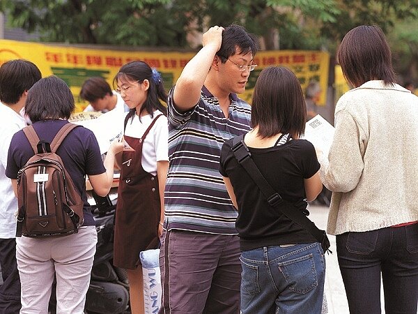 1111人力銀行調查,高達9成上班族曾有意前往異鄉工作,另外有41.63%曾後悔未離鄉放手一搏。(圖/好房圈資料中心)