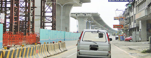 台中生活圈4號線的開通，使得台中東西側交通更加活絡，而各家建商也看準這塊大餅，積極進場推案，總銷金額高達百億以上，成為台中房市新熱點。