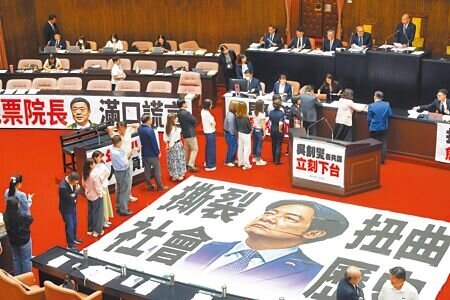 行政院日前提出《因應國際情勢強化經濟社會及國土安全韌性特別條例》草案,要編列4100億元預算,其中國民黨欲普發現金1萬元。立法院4日朝野協商後決定,等到台美協議出爐後,再來處理特別條例。(鄧博仁攝)