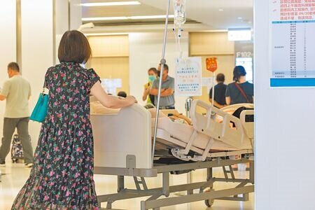 健保署將擴大在宅急症照護計畫,將病床留給重症患者。(本報資料照片)