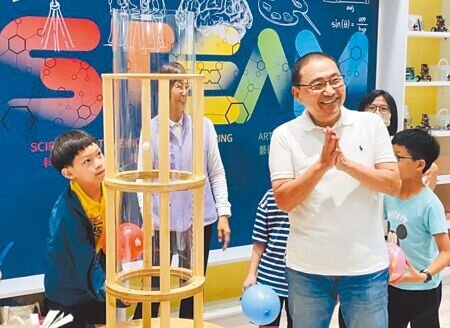新北市侯友宜4日上午出席三重圖書館兒童親子分館開幕儀式,並陪伴小朋友玩「風管飛行器」。(李育攝)
