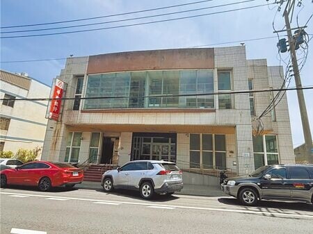 2001年因台灣農業金融改革政策,華南銀行接手桃園市觀音區中正路上的農會信用部土地、大樓,近期地方傳出華南銀行恐退出觀音。對此華南銀行澄清,並無裁撤一事。(廖姮玥攝)