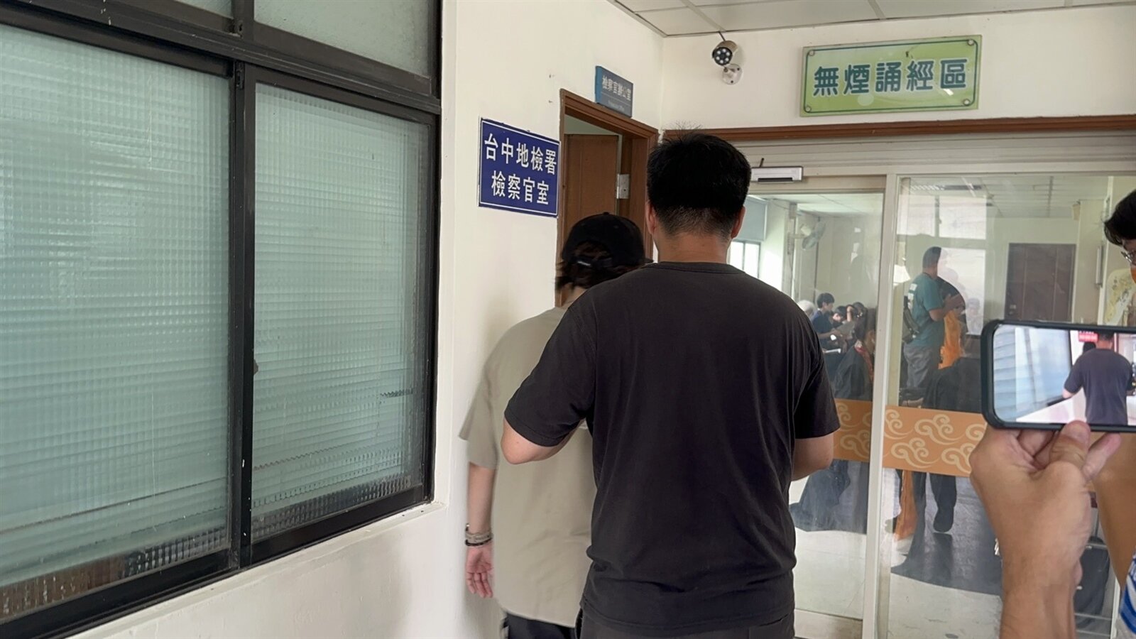 台中市豐原區驚傳一家五口死亡悲劇，家屬昨悲赴東海殯儀館認屍。記者曾健祐／攝影 
