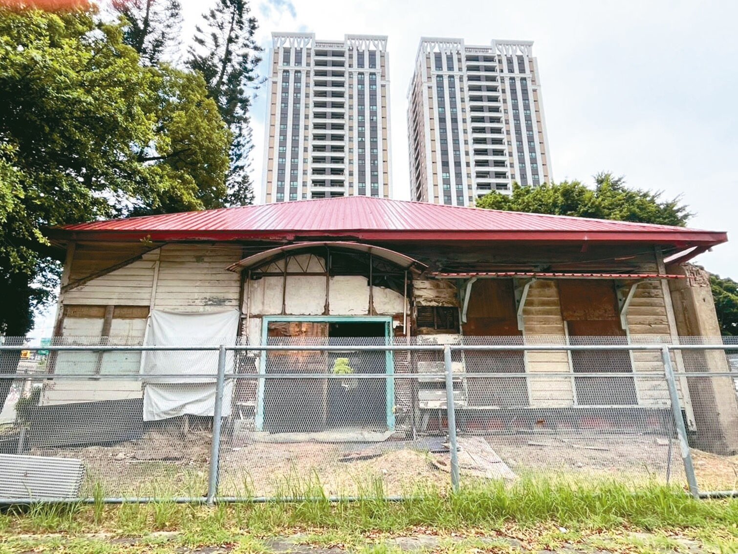 台南市中西區民生路與中華西路口的濟生醫院舊址下發現疑似清朝永固金城遺構。記者吳淑玲／攝影 