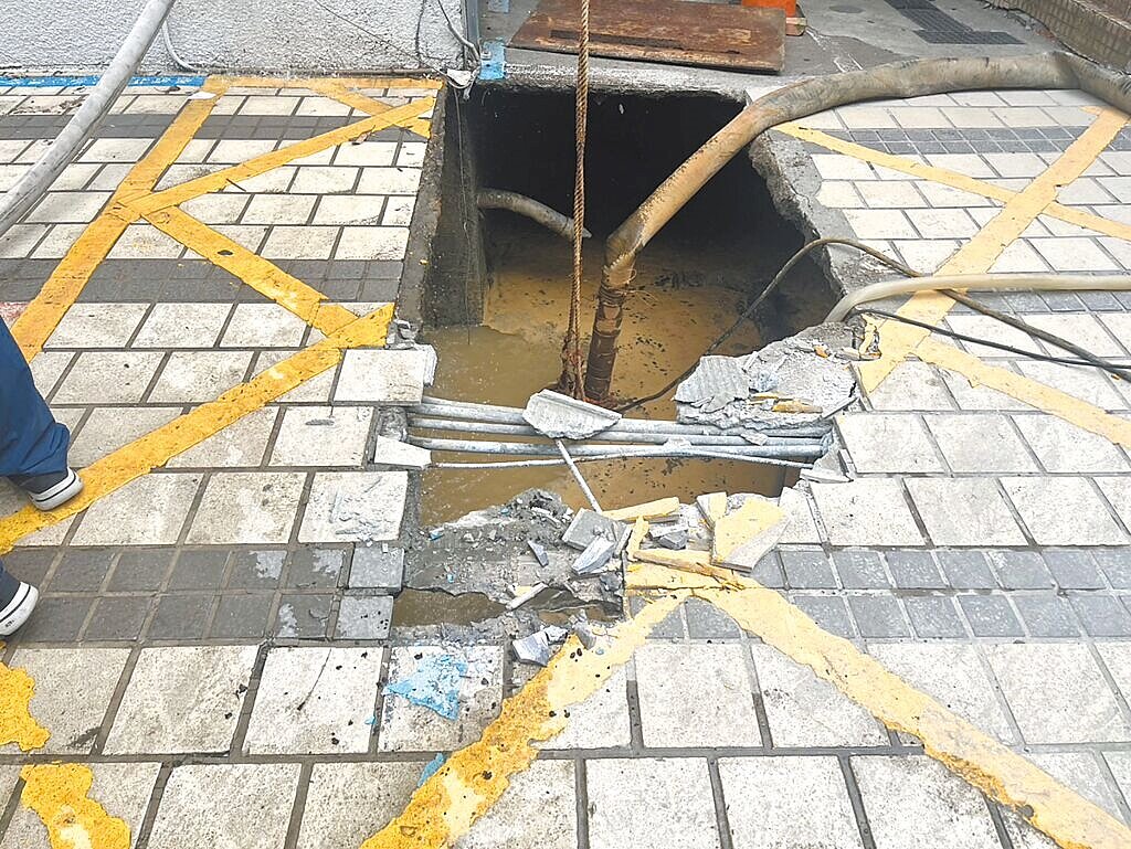 高雄市前金區中華三路一帶於3日凌晨發生停電事故,工務局等單位於4日至大同醫院機車停車場入口處開挖,初步研判疑因鄰近建築工地施作連續壁工程,導致地基掏空與土壤流失,進而影響大同醫院基地內既有的台電及自來水公司管線,造成沉陷,引發供水與供電中斷。圖/讀者提供