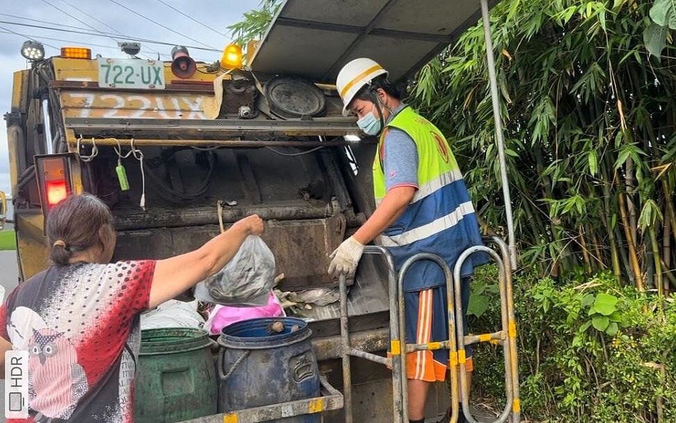彰化縣府環保局鼓勵民眾多使用「可透視垃圾袋」，讓清潔員不必破袋檢查，各鄉鎮陸續宣導。圖／彰化縣府環保局提供
