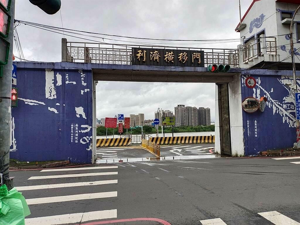 颱風要來了,北市停管處提醒車主關注氣象動態,盡早移動停放在堤防外的車輛。示意圖/新北市水利局提供
