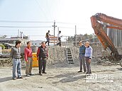 誇張設計 橋與路面落差2米