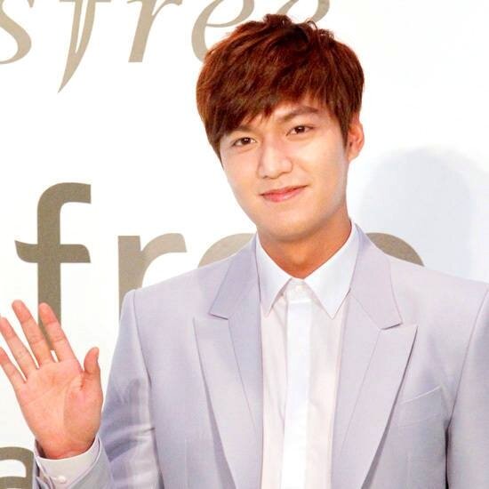 李敏鎬高富帥形象被封亞洲男神(李敏鎬Lee minho臉書社群專頁)