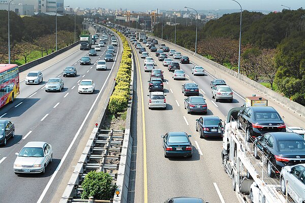 228連續假期首日,國道1號湖口路段出現車潮,時速僅約30公里。 記者莊旻靜/攝影