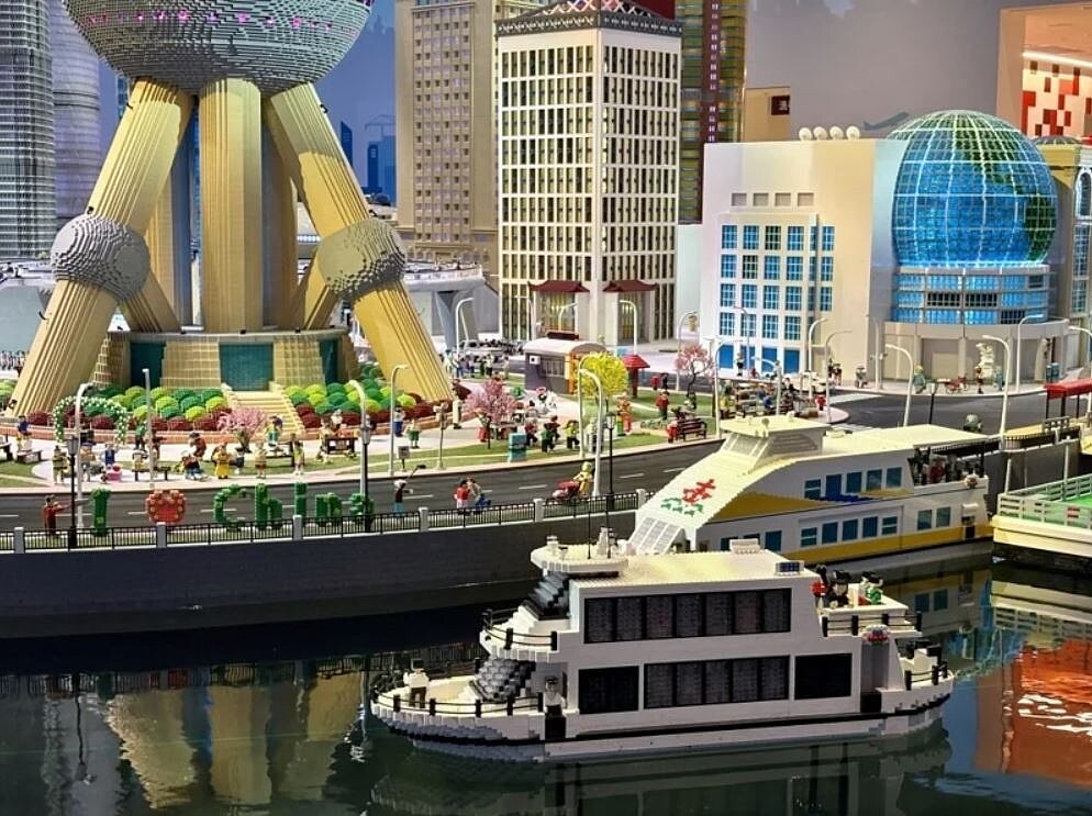 樂高樂園迷你天地中的黃浦江景觀。(圖/取自澎湃新聞)