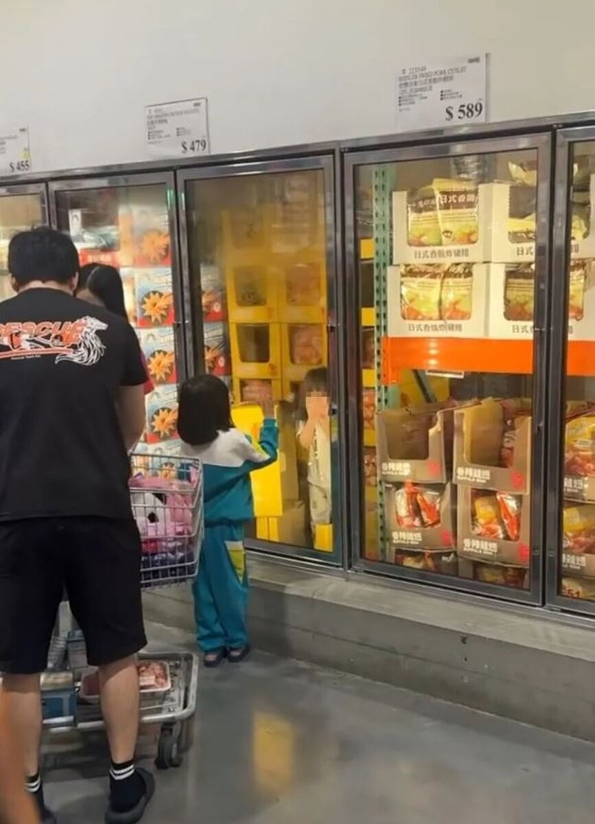 有網友爆料,台中北屯好市多有孩童進冰櫃遊戲。食安處今說,將稽查,違者重罰。圖/翻攝自Threads@rex.ju