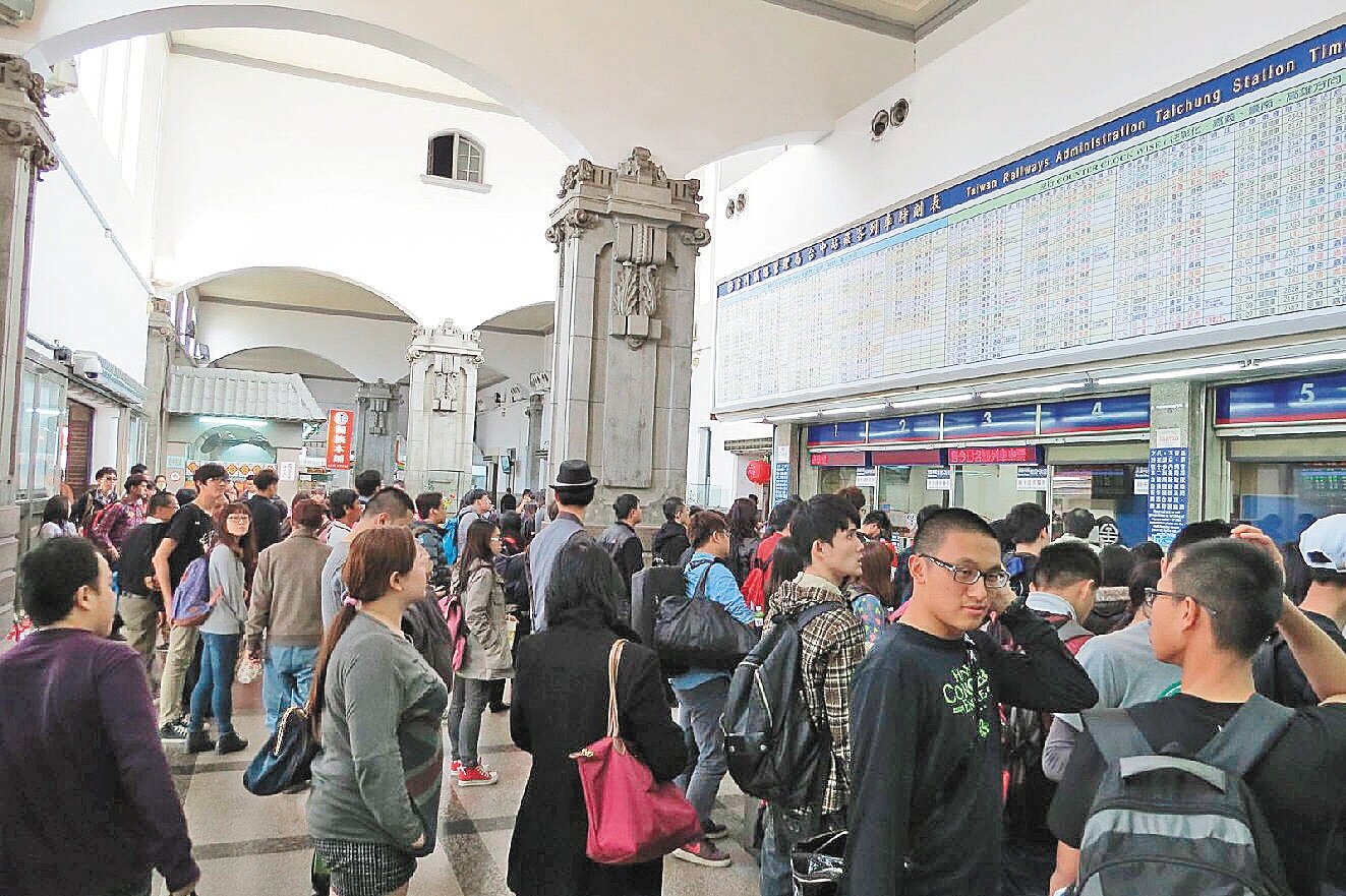 台鐵桃園段發生斷電意外,加上228連續假期,台中火車站月台候車人潮超多。 記者張弘昌/攝影