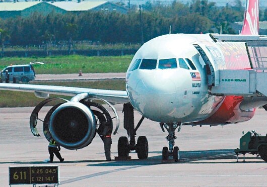 馬亞航空AK1519飛亞庇班機，上午九點四十六分起飛後，機長發現二號引擎起火立即折返桃園機場，在十點十分順利降落，機上一三三名旅客及機組員均安。 記者盧振昇／攝影