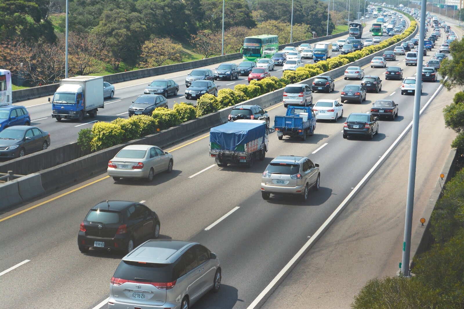 228連續假期首日,國道湧現車潮,新竹路段直到晚間才恢復暢通。 記者莊旻靜/攝影