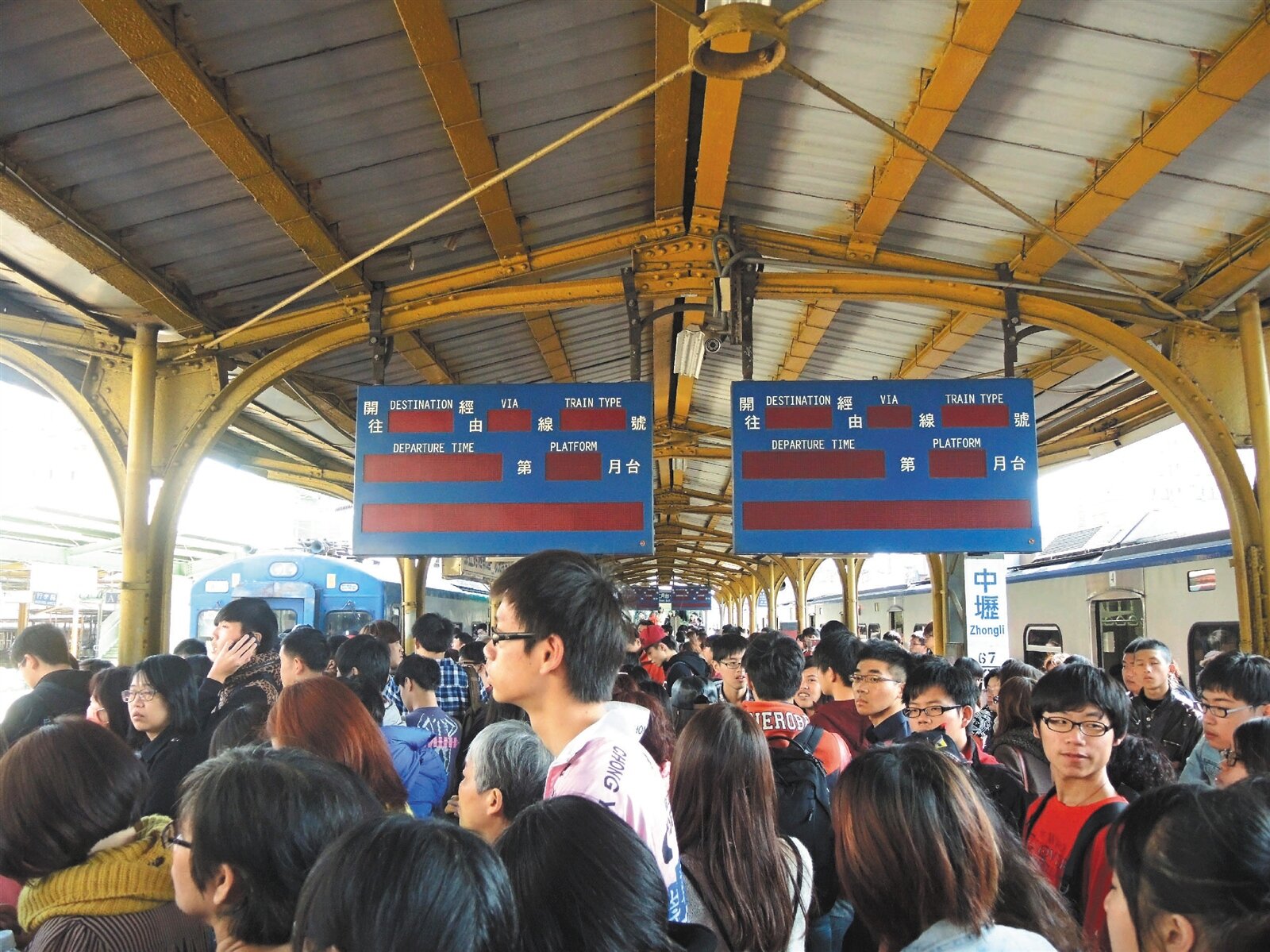 昨天上午台鐵太魯閣號集電弓扯落電線導致大誤點,因無法掌握列車進站時間,中壢站關閉月台電子看板,改人工播報,不少旅客氣炸。 記者賴佑維/攝影