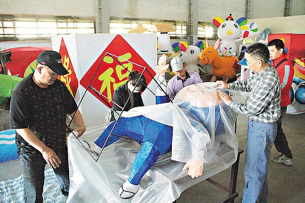 集集鎮公所認養值逾2000 萬元台灣燈會花燈,準備明年鄉土燈會派上用場。 記者黃宏璣/攝影