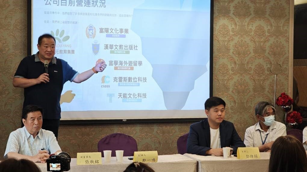 朝揚文教機構總經理鄭一鳴跟家長簡報公司目前營運和與願景,強調規模穩定成長。圖:朝揚文教機構提供