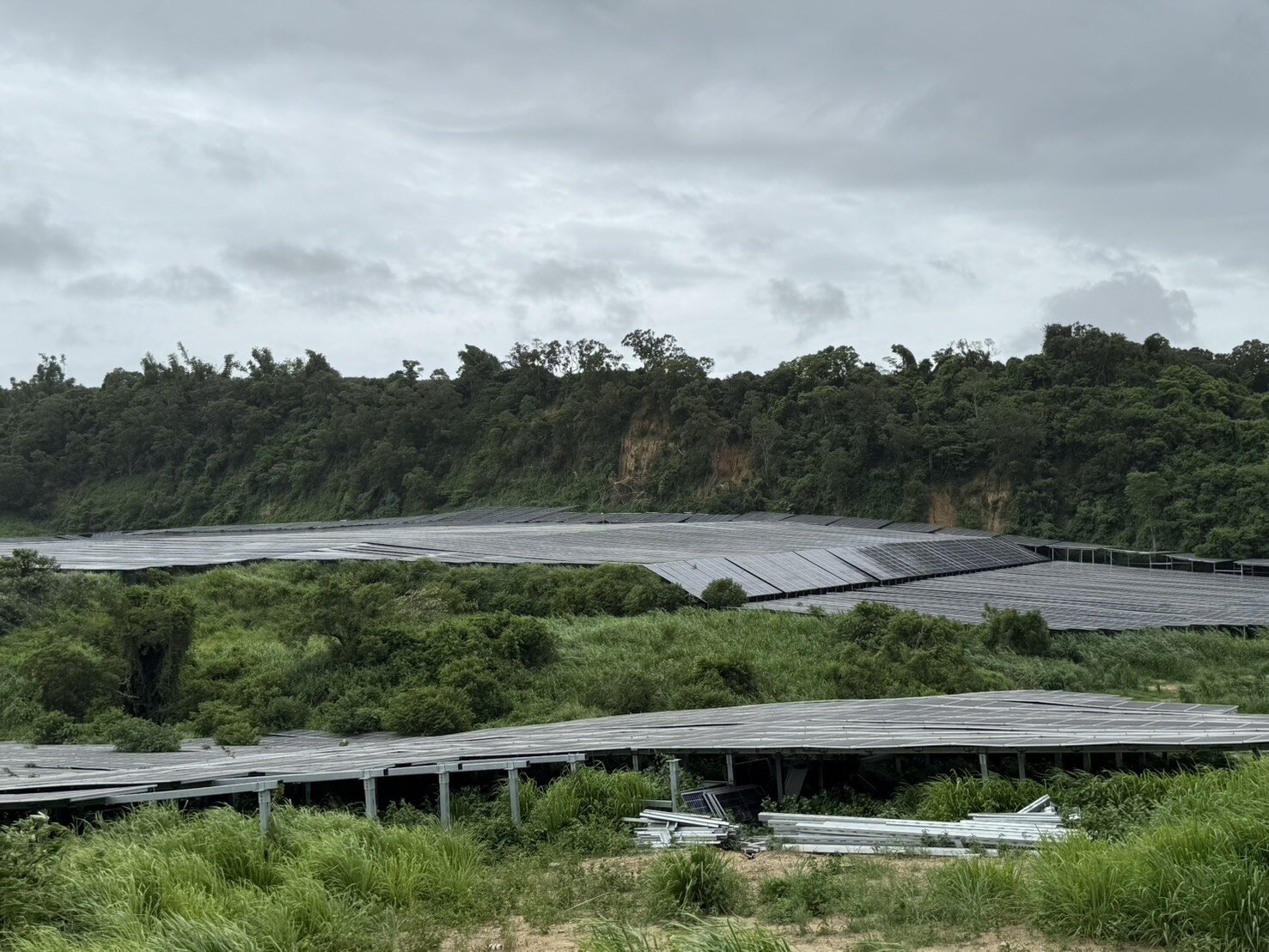 高雄大樹和山光電場光電板吃掉51公頃山林，違法濫墾山林引發土石流憂慮，丹娜絲颱風逼近，讓周圍居民更加憂心。記者石秀華／攝影 