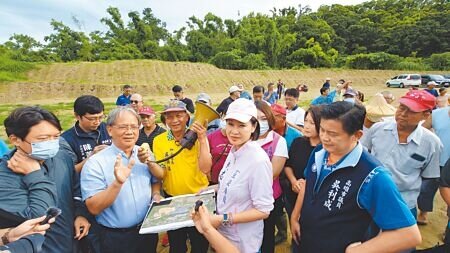 國民黨立委柯志恩(前右二)在5日丹娜絲颱風來臨前,到高雄市大樹區和山光電場關心防災狀況,上百居民群起激憤,寄託柯志恩能擋下民進黨錯誤政策所帶來的致災性後果。(任義宇攝)
