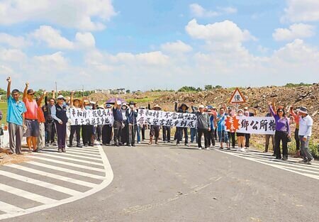 
嘉義縣民雄鄉公所規畫在平和村第11公墓蓋光電設施結合禮儀廳，5日遭前鄉長何嘉、民雄鄉農會總幹事陳加茂等人及近百位村民抗議。（呂妍庭攝）
