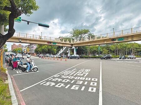 新竹市政府5日宣布自8月1日起,中央路與自由路口開放機車直接左轉,並拆除二段式左轉牌面。(陳育賢攝)