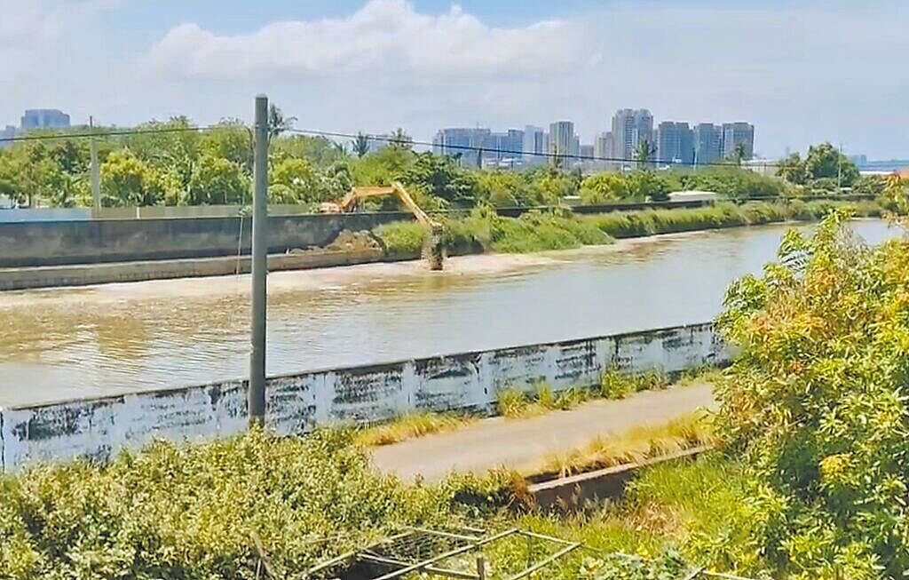 高雄梓官區有民眾反映，典寶溪近期施作清淤工程，但施工單位用怪手將淤泥挖出後，又再推回溪裡面，等於黑泥持續在河川中堆積。圖／民眾提供
