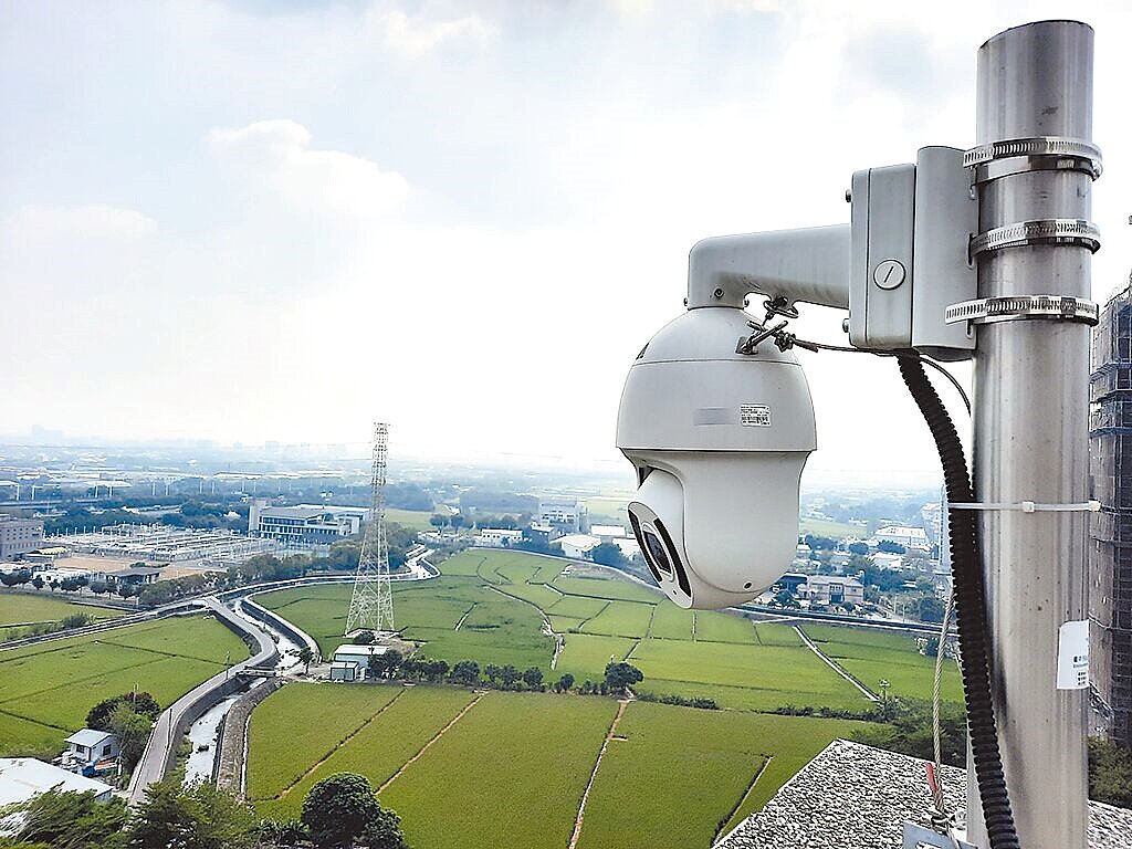 台中市環保局自2022年起導入AI技術，結合監控影像與判煙模型，至今成功即時通報數百起露天燃燒案件。圖／台中市府提供
