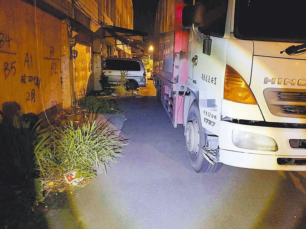 桃園航空城徵收區內人煙稀少,不少車輛超速行駛,且因周邊鄰近貨運園區,導致不少大貨車會暫置車輛於路旁,日前發生騎士自撞停放路邊大貨車,不幸身亡。圖/翻攝照片