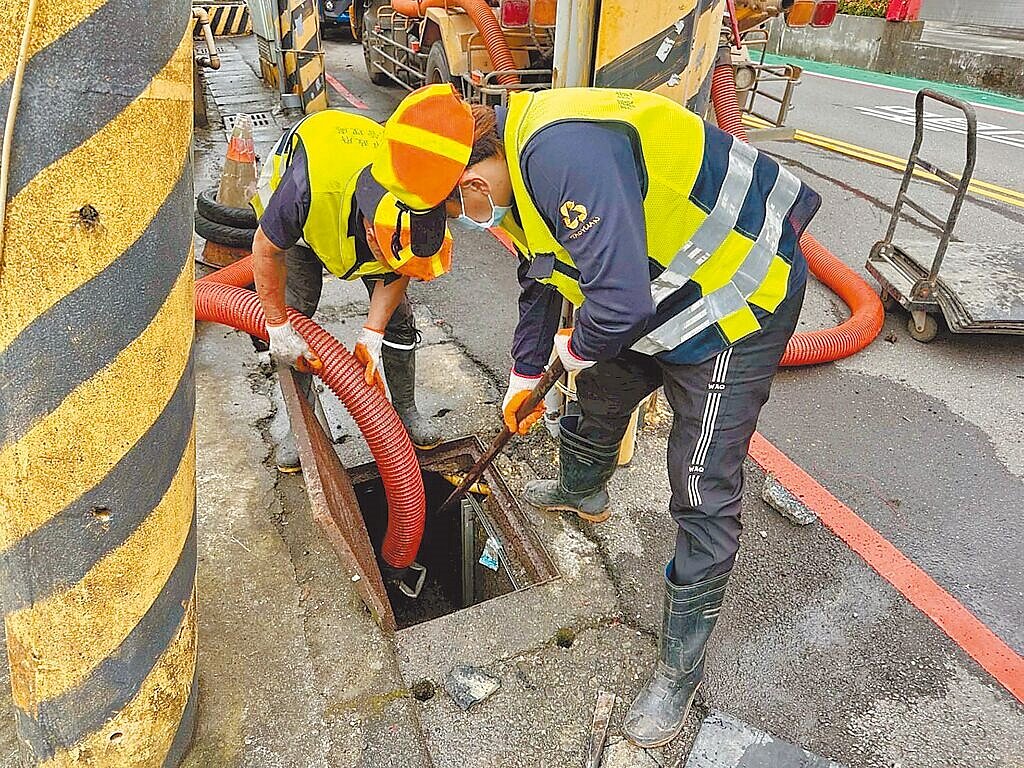 颱風「丹娜絲」來襲，桃園市環保局針對114處歷年易淹水地點加強清溝除淤、落葉清掃及協調修樹。另今年側溝清理已達611公里，清出淤泥將近900公噸。圖／桃園市環保局提供

