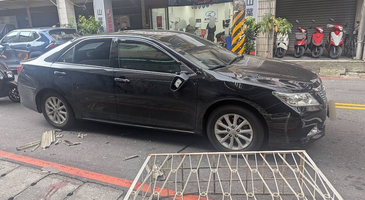 王姓工人在新北市中和區民享街巷內裝設鐵窗,不慎連人帶窗從4樓掉落砸中等紅燈的林女汽車車頂,王男受傷送醫,林女未受傷但飽受驚嚇。圖/記者王長鼎翻攝